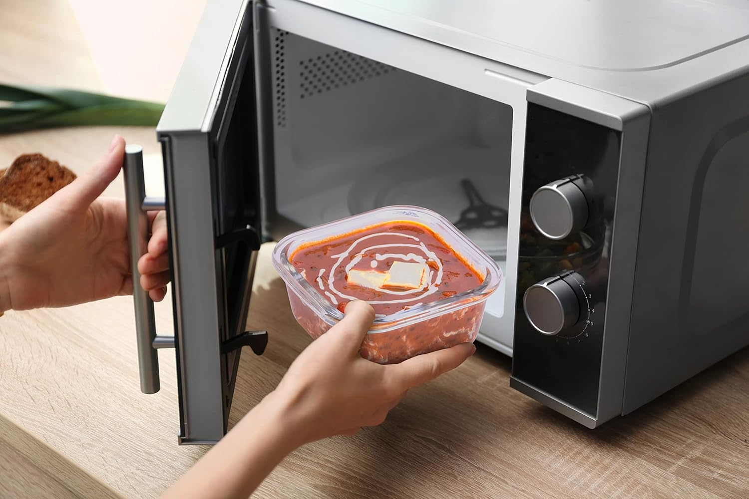 SOPL-OLIVEWARE Duke Glassware Lunchbox, Borosilicate Glass & Microwave Proof, Safety Lock Airtight Lid, 3 Container with 320ml Each - Red